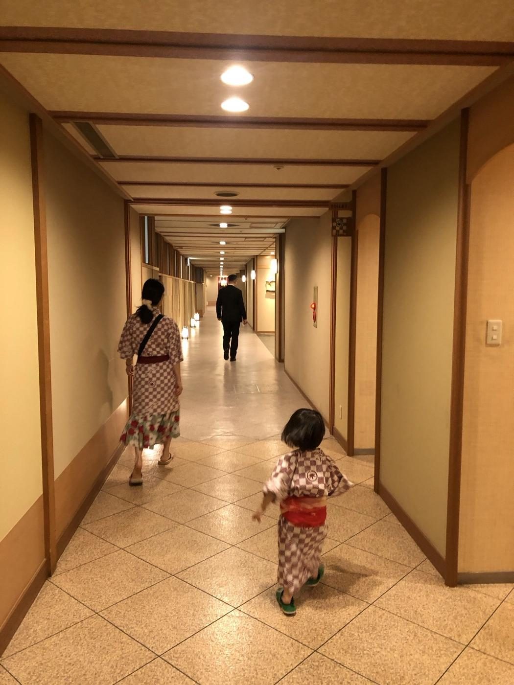 유카타 입고 걷는 료칸 복도
